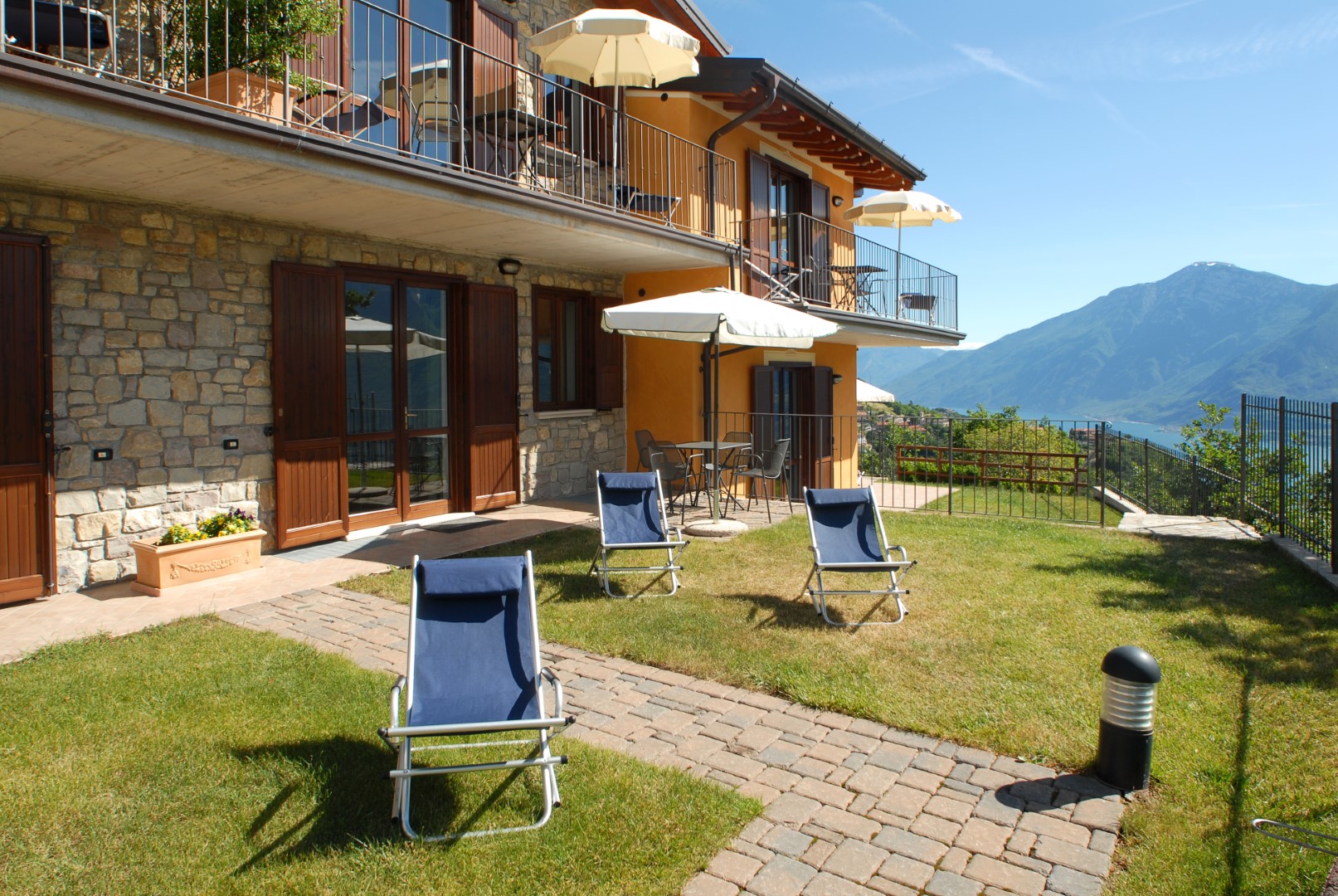 Terrazza con ombrelloni e lago