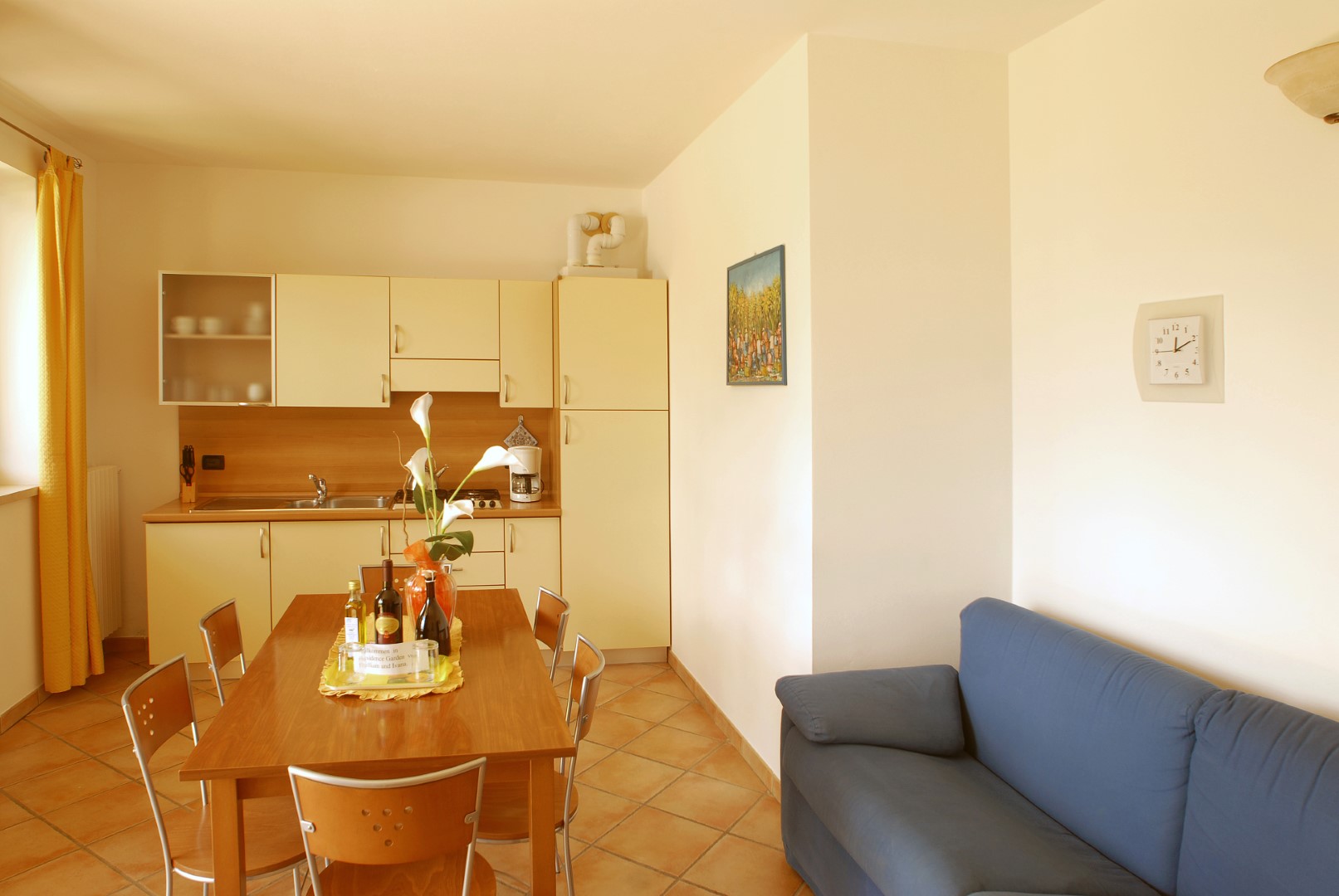 Appartamento – soggiorno con cucina gialla