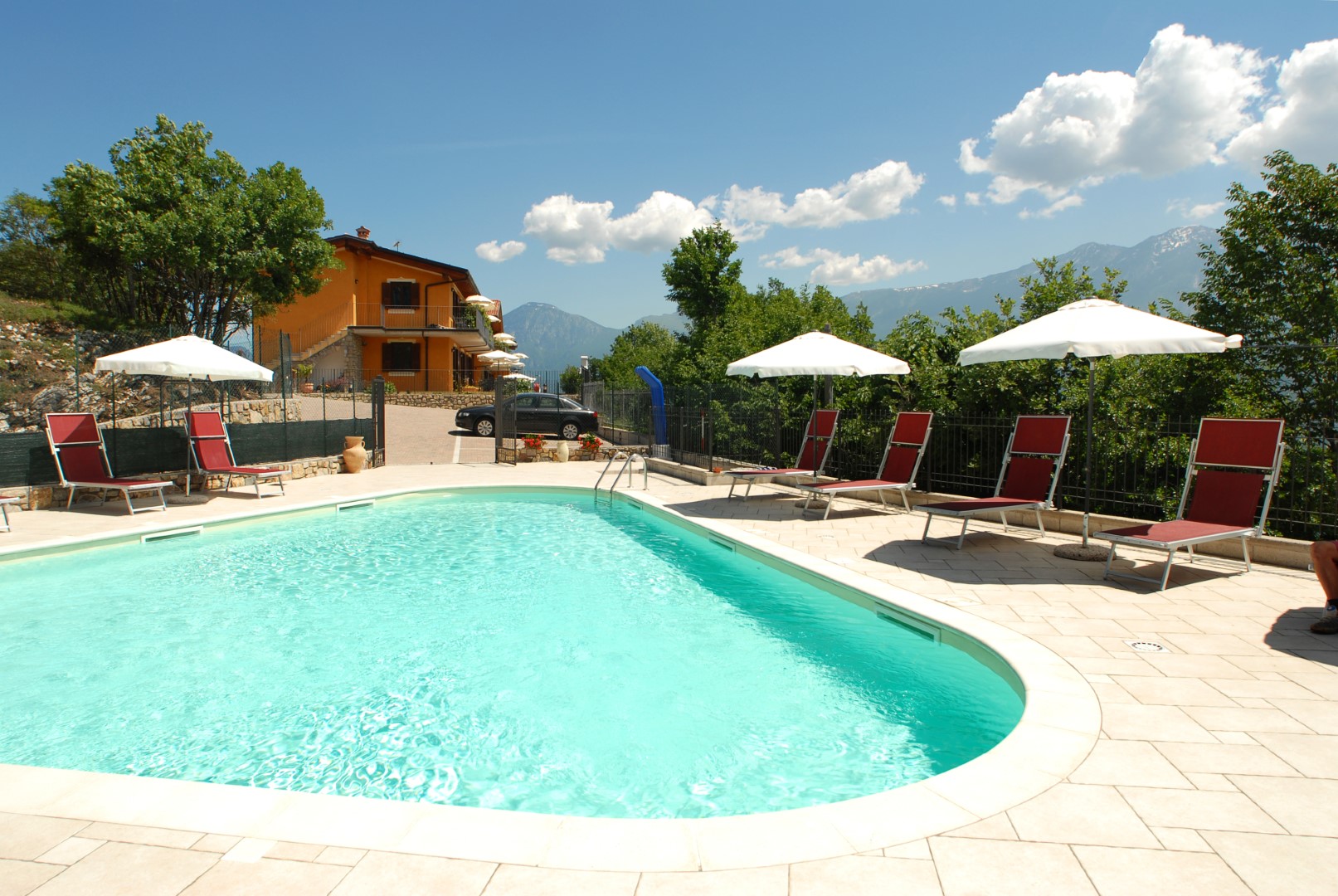 Piscina con edificio