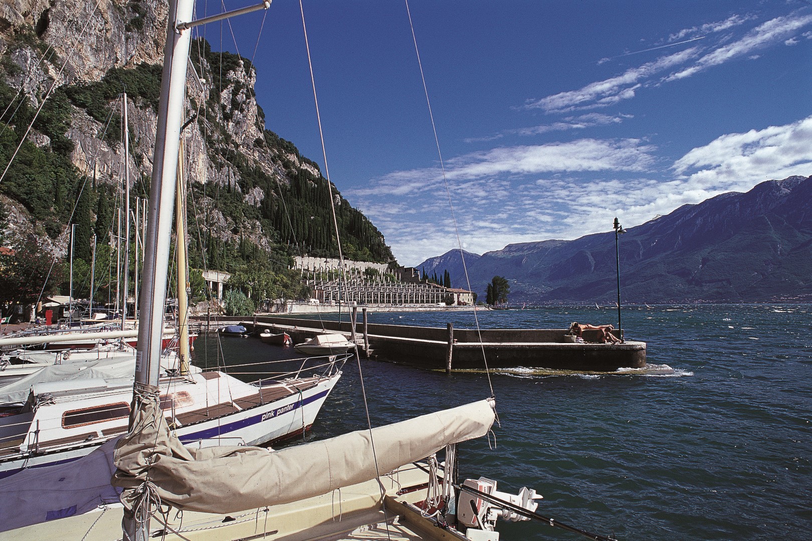 Porto di Tignale con barche