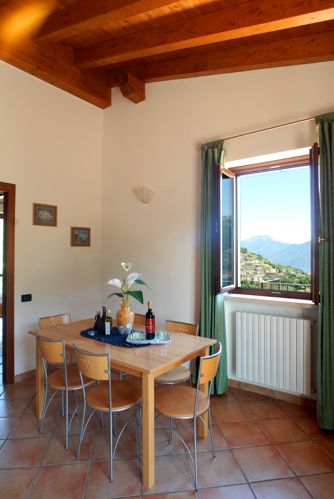 Sala da pranzo con vista montagna