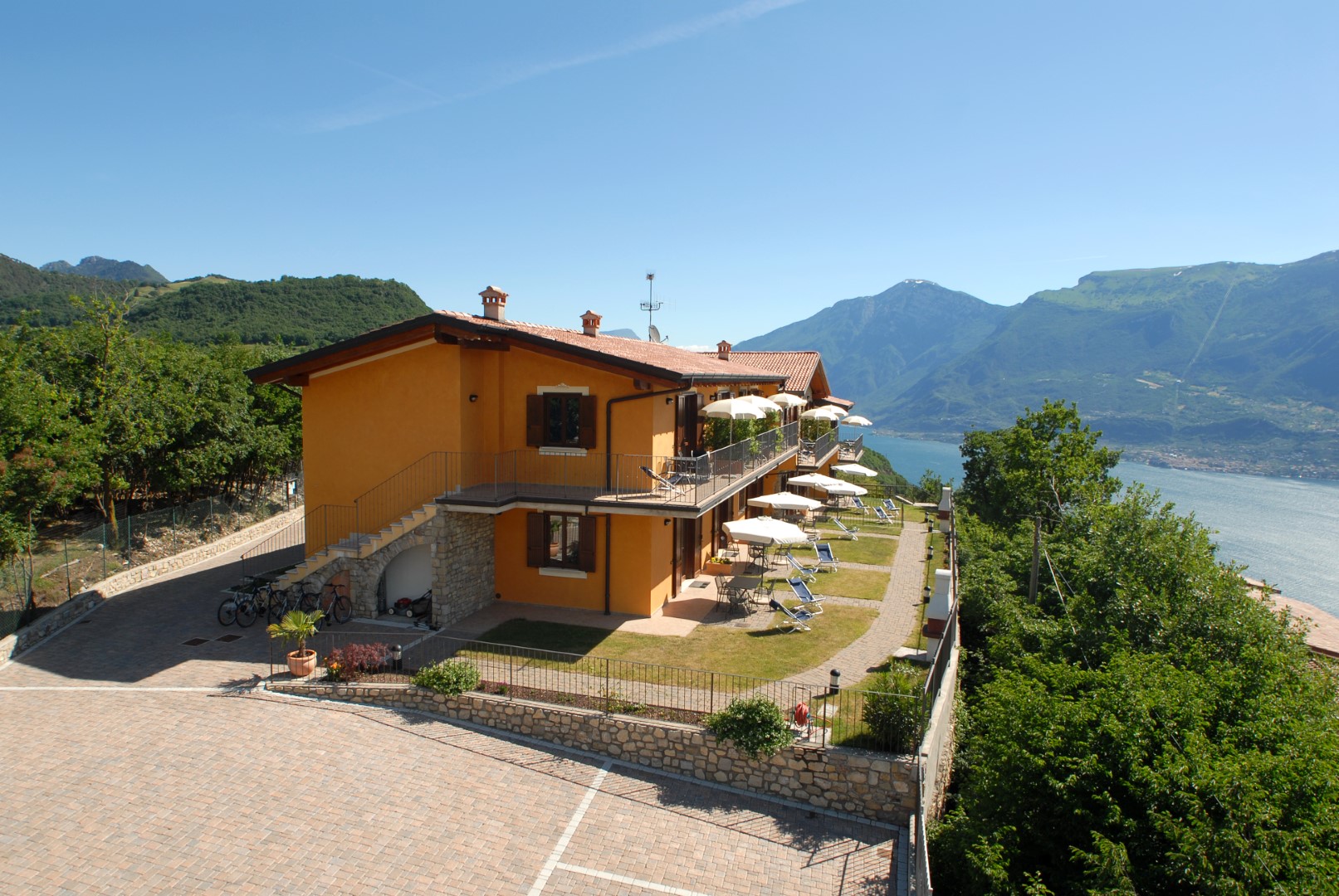 Edifici residence con terrazza